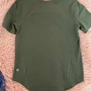 green lululemon running shirt